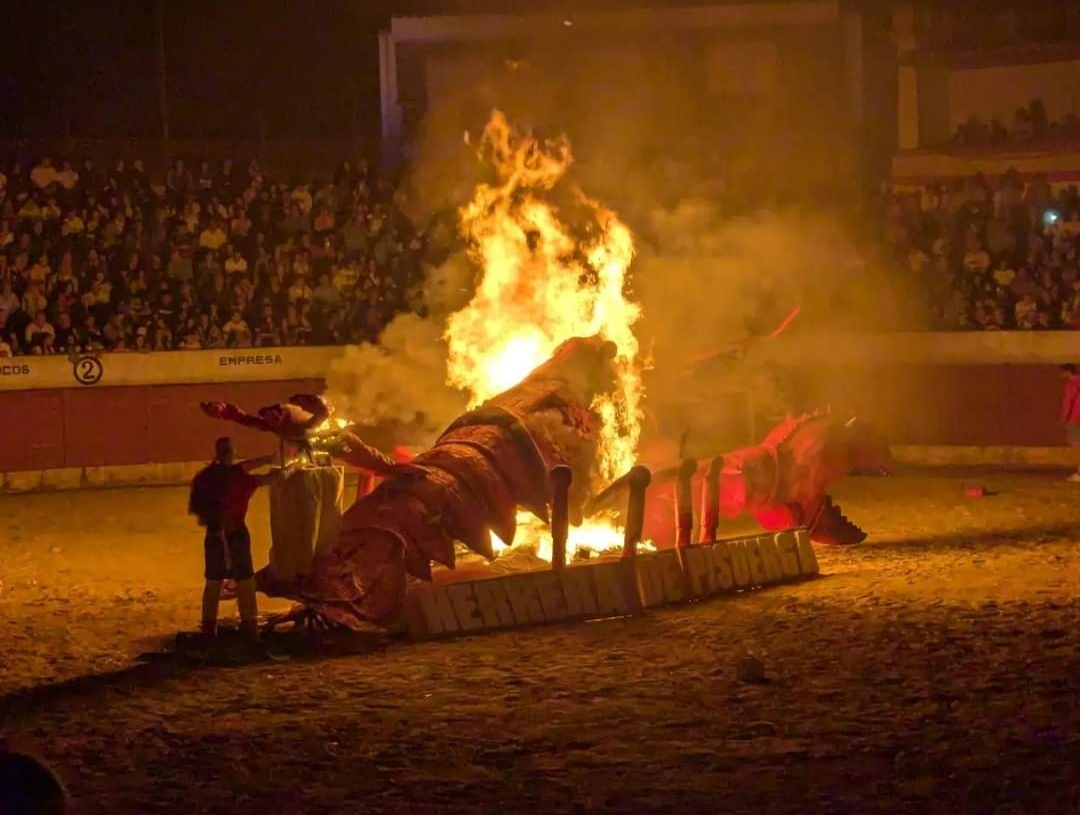 Falla en llamas durante el Festival del Cangrejo